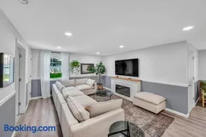 Family Home with Pool and Playground in Roslyn - Image 1