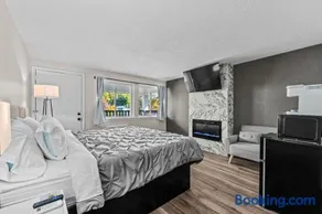 King Bed in Lux Boutique Hotel - Image 1