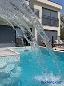 Luxury villa with pool and jacuzzi - Image 4