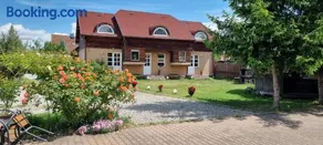Lend apartman in the garden - Image 1
