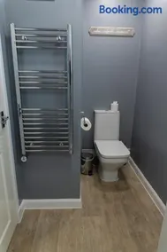 Double Ensuite Bedroom near Edinburgh - Image 4