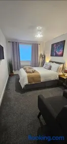 Deluxe Town Centre 2 Bedroom Apartment - Image 4