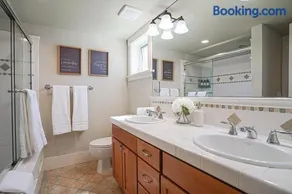Exquisite Central Townhome with Spacious Loft and Gourmet Kitchen - Image 2