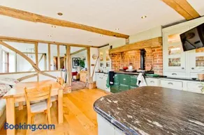 Chequers Oast - Family Home with Hot Tub and Pool - Image 2