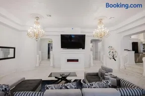 Stunning 6BR Victorian Sleeps 25 - Image 4