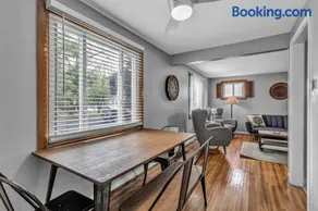 Beautiful 2 Queen Bed Lower Apartment in North Buffalo with Free Driveway Parking! - Image 4