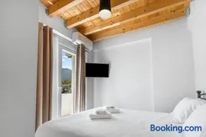 Miralis Apartments - 100m from the beach on foot - Image 1