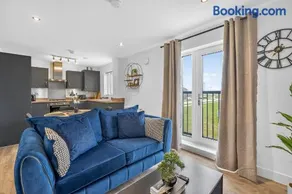 MODERN & STYLISH Bedford Apartment, SLEEPS 5, 2 FREE PARKING, QUIET LOCATION, 2 BED 2 BATH, 4 Separate Beds & Near M1 - Image 2