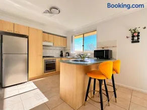 5 Bedroom Family and Group House Sleeps 10 Glenmore Park Blue Mountains Access - Image 2