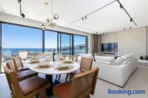 Luxury Penthouse with Jacuzzi, Sea View and Gym - Image 2