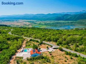 Holiday home Secret Gem with heated saltwater pool - Image 3