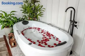 Cabana Coração: Romantismo, Banheira e Natureza - Image 2
