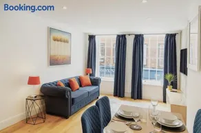 Elegant Windsor Flat - Short Walk to Windsor Castle, River Thames & Train Station - Image 3