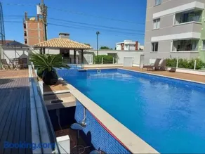 Easy Club 308 Apto 2 quartos Ar condicionado Wi-Fi Netflix Prime piscina Elevador Churrasqueira Sacada 200 m da praia Ideal para Famílias e Amigos Reserve agora - Image 1