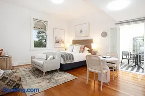 Modern and Cosy Inner West Apartment - Image 1