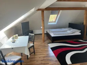 Weißes Apartmenthaus am Kanal - Image 5