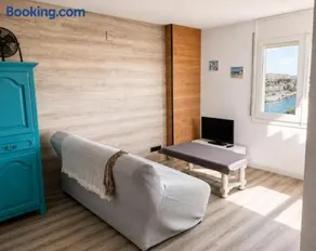 Modern apartment with canal views in Empuriabrava - Terrace & WiFi - Image 3