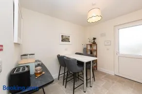 Foxglove House - Image 4