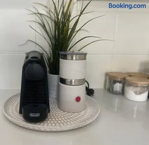 Sunny 2BR Waterfront Apartment with Free Parking - Image 1
