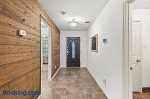 Cozy Stylish Retreat with Porch Swing Near Houston - Image 3