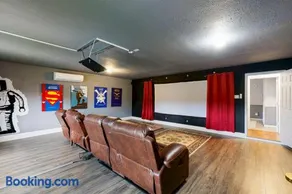 Riverfront retreat w/ wraparound deck, Movie Room, Firepit - Image 3