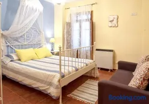 Charming House in Robledillo de Gata with Fireplace and Terrace - Image 4