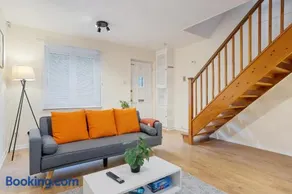 Premium Hideaway 2Bed Home with Garden Free Parking - Image 4