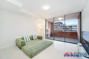 MetaWiseBnB 2BR Near Airport Parking Sleeps 6 - Image 4