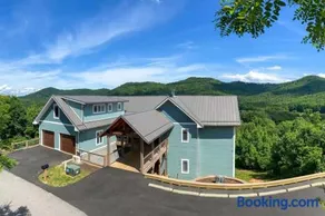 Nine Peaks - Mountain Retreat, Balcony, Hot Tub, and Grill! - Image 2