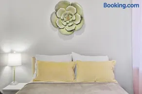 Cozy Chic 4BD 2BA Home in St Charles - Image 3