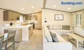 The Beak Lodge with Hot Tub - Image 3