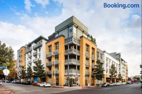 North Hollywood Luxe 2BR with FREE PARKING - Image 1