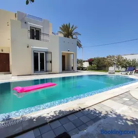 Villa Dar Nawfel Votre oasis privée à Djerba avec piscine XXL et suites premium - Image 4