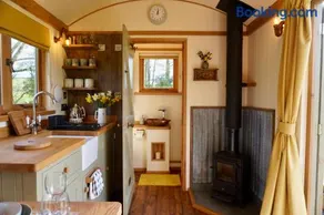 Little Ash Glamping - Luxury Shepherd's Huts - Image 4