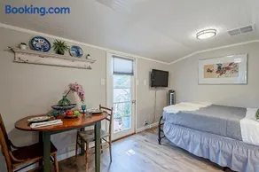 Cute Peaceful Tiny House Getaway w Backyard - Image 3