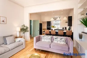Stunning Townhouse by the sea, Hot Tub sleeps 17 - Image 2