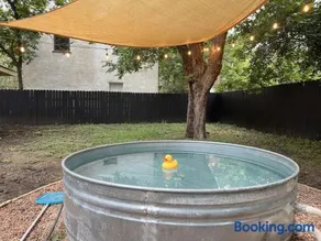 Cowboy Pool Hideaway in SoCo, Walk to Barton Springs & Top Attractions - Image 1