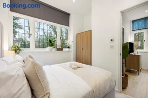 Modern 2 Bed Apartment by MCF - Image 3