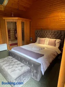 Large Private En-suite Space - Image 2