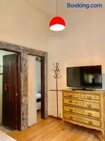 Casa COMPLETA, 2 quartos, Estacionamento GRATUITO, WIFI 300MB, frigobar, microondas, fogão e jardim - Image 4