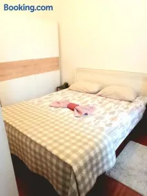 Stylish 2BR in Old Town Gem - Image 2