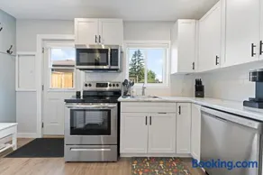 The Garden Retreat in Welland, On - 1BR,Free Parking and Workspace - Image 3