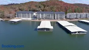 Peaceful, Newly Built Lakefront Condo, w/ PWC Slip, Screened Balcony, 2 Pools & Elevator - Image 1