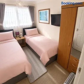 Belle Aire Beach Retreat at Hemsby with FREE WIFI Bed linen included Freely tvs in bedrooms and FREE onsite entertainment - Image 5