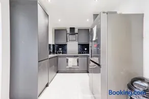 Three-Bedroom House with Two Bathrooms near Tilbury Port - Image 2