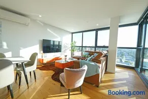 Luxury 3BRM Condo Pool Yoga Gym 2-Carport BoxHill - Image 2