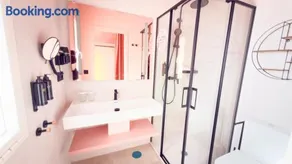 On Pink Motel - Image 4