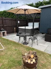 Shepherds Hut with Hot Tub - Image 2