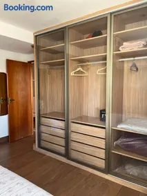 Cobertura Incrível, silenciosa e familiar com sala ampla, cozinha americana, 3 quartos, área gourmet, terraço aberto com churrasqueira e jacuzzi na Praia da Barra da Tijuca - Rio de Janeiro - apto inteiro só pra você - Image 4