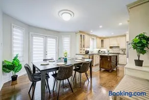 Upper-Level Classic House in Richmond Hill - Image 1